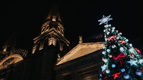 Árbol de navidad en Guadalajara por la noche