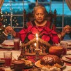 Familia mexicana rezando durante la cena de Navidad