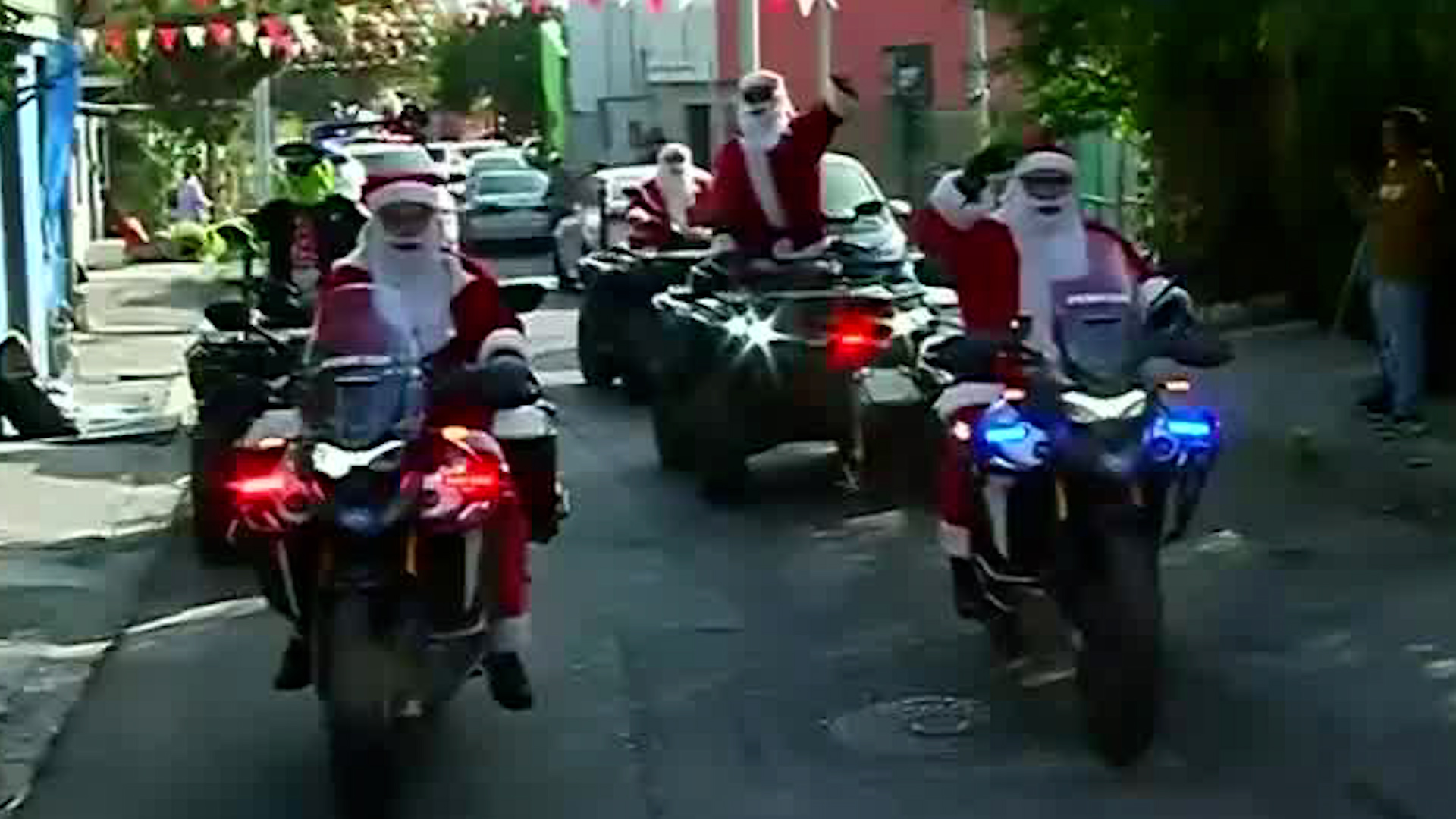 Vestidos de Santa Claus recorrieron las calles del municipio repartiendo regalos.