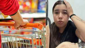 Mujer agarrando un carrito de supermercado.
