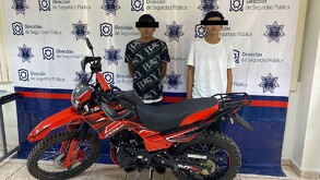 Jóvenes detenidos por haber robado una motocicleta en el oriente de Torreón.