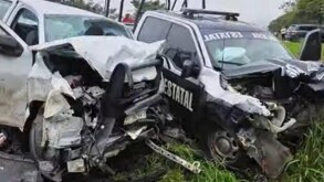 Dos autos destrozados de la parte frontal luego de sufrir un accidente.