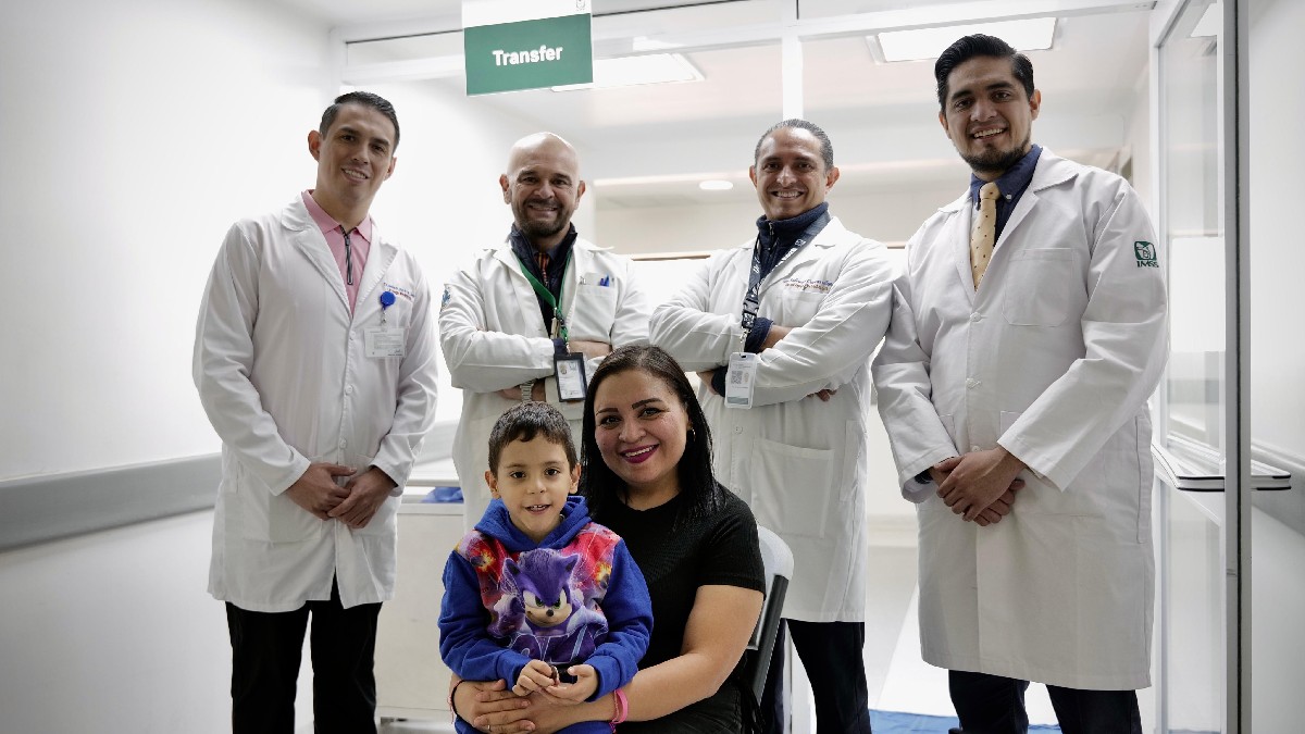 Andy y su mamá, junto al grupo de médicos que han logrado mejorar su calidad de vida.