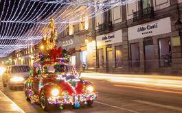 Vehículo navideño en la calle