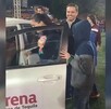 Alcalde de Tequila, Diego Rivera, entregando un auto blanco con logos de Morena a una mujer y sus hijos durante posada navideña