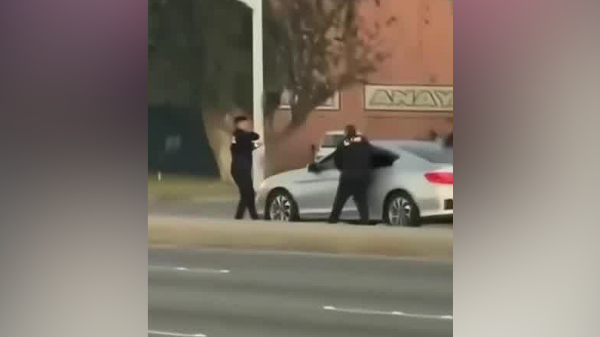 En Mexicali un automovilista se quedó dormido mientras conducía. Policías lograron despertarlo para evitar un accidente.