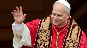 Papa León XIV imparte bendición Urbi et Orbi en primer mensaje de Navidad.