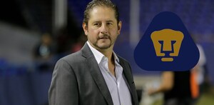 Carlos Gutiérrez Barriga de traje en la Liga MX.