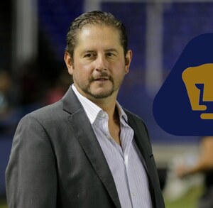 Carlos Gutiérrez Barriga de traje en la Liga MX.