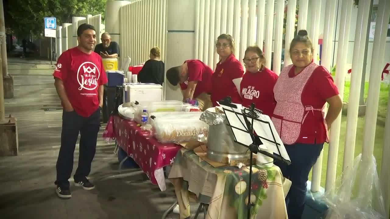 Ciudadanos acudieron al Hospital Metropolitano para ofrecer comida y bebidas a familiares de pacientes internados.