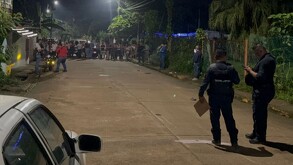 Dos policías resguardan una zona tras un presunto crimen en Oteapan, Veracruz.