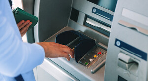 Condusef emite recomendaciones para evitar ser víctima de desplazadores de tarjetas.