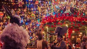 Personas disfrazadas en el parque temático Navidalia de Guadalajara en 2025