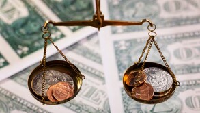 Balanza con dólares estadounidenses.