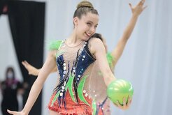 Isabelle Marciniak, gimnasta brasileña, en competencia.