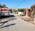 Bomberos atendiendo el incendio en una vivienda del fraccionamiento Filadelfia de Gómez Palacio.