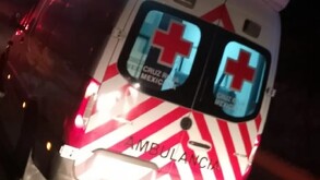 Ambulancia de la Cruz Roja atendió el llamado de emergencia para trasladar al hombre a un hospital.