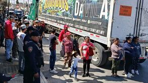 Un grupo de personas junto al tráiler de un grupo sonidero en Tlaxcala.