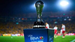 Trofeo de la Liga MX en la final del Apertura 2025.