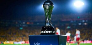 Trofeo de la Liga MX en la final del Apertura 2025.