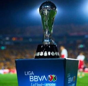 Trofeo de la Liga MX en la final del Apertura 2025.