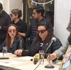 Personas sentadas en un café durante una rueda de prensa en Puebla.