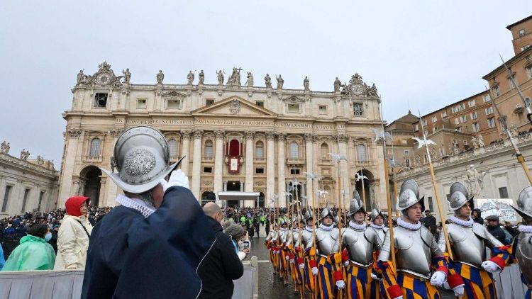 Papa León XIV imparte bendición Urbi et Orbi en primer mensaje de Navidad.
