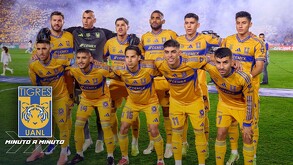 Jugadores de Tigres en la final de ida del Apertura 2025.