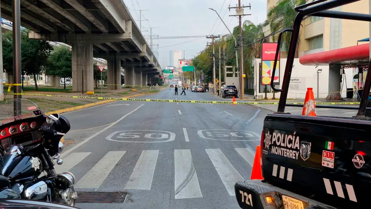 Un hombre murió tras ser atropellado en el cruce de Lázaro Cárdenas y Alfonso Reyes, en Monterrey.
