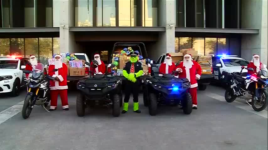 Elementos de la policía de San Pedro se disfrazaron de Santa Claus para entregar juguetes a niños.