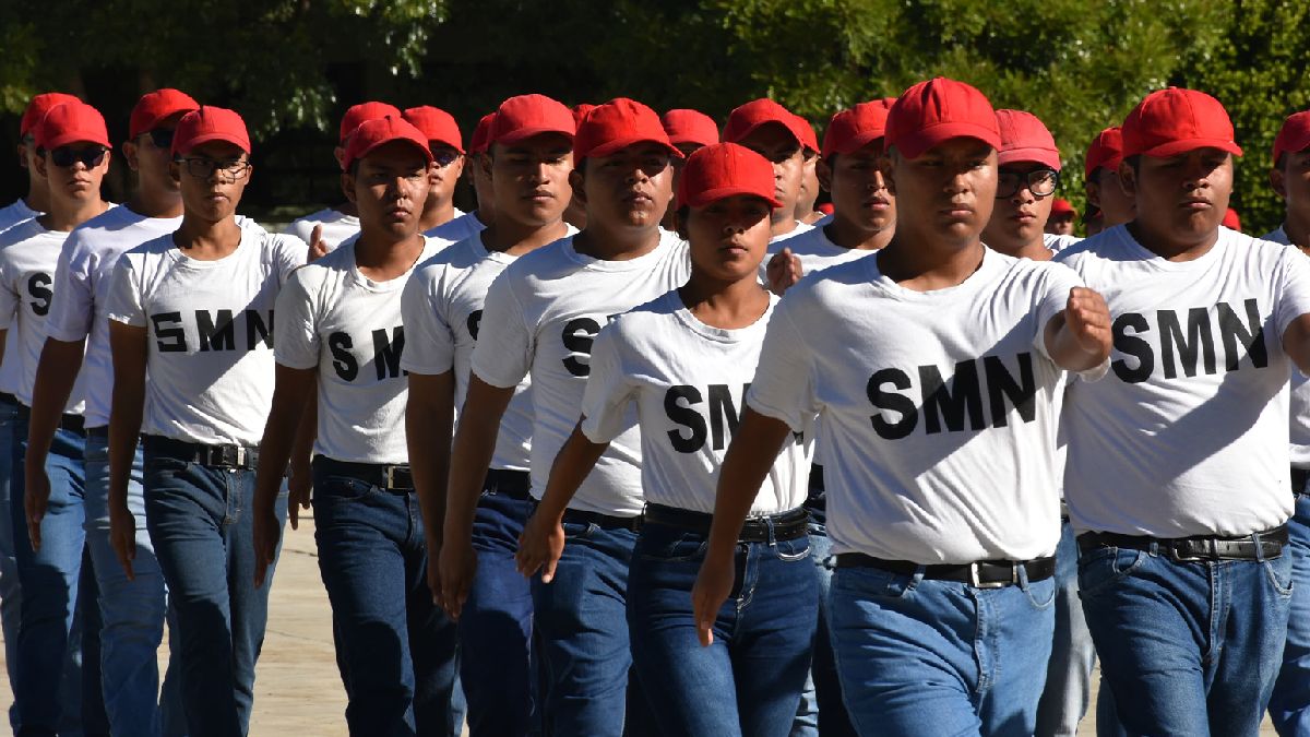 Jóvenes marchando durante el servicio militar en México