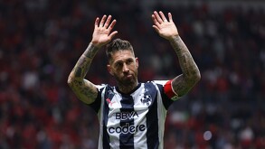 Sergio Ramos despidiendose de la afición de Rayados tras la eliminación en Liga MX.