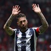 Sergio Ramos despidiendose de la afición de Rayados tras la eliminación en Liga MX.