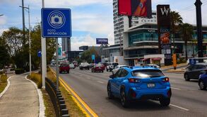 Señalética de fotomultas en la Vía Atlixcáyotl de Puebla.