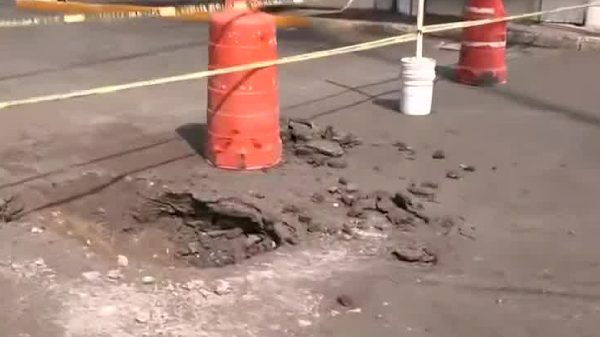 Autoridades realizan investigaciones pertinentes para evitar que el socavón se expanda.