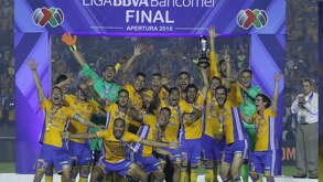 Jugadores de Tigres levantando el campeonato del Apertura 2016.