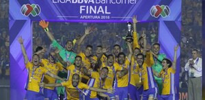 Jugadores de Tigres levantando el campeonato del Apertura 2016.