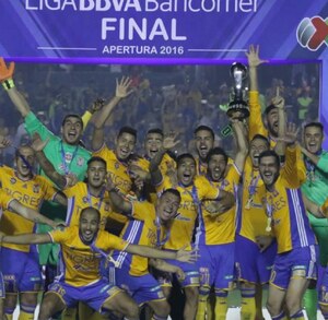 Jugadores de Tigres levantando el campeonato del Apertura 2016.