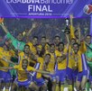 Jugadores de Tigres levantando el campeonato del Apertura 2016.