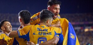 Jugadores de Tigres celebrando un gol en Liga MX,