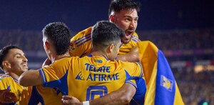 Jugadores de Tigres celebrando un gol en Liga MX,
