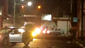 Policía en una calle en atención a un reporte de balacera.