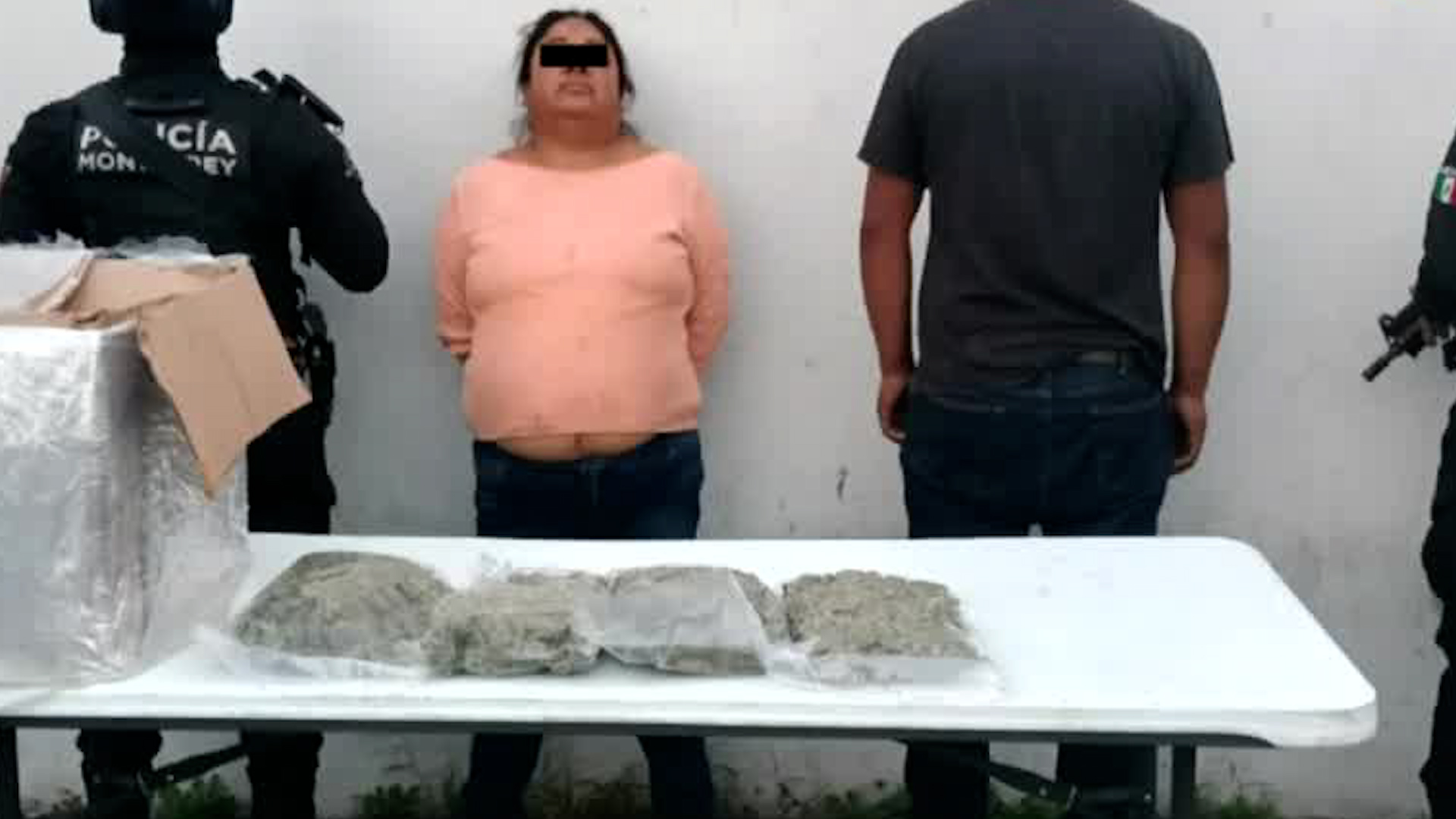 Una madre y su hijo llevaban consigo una caja que aparentemente contenía una hierba similar a la marihuana.