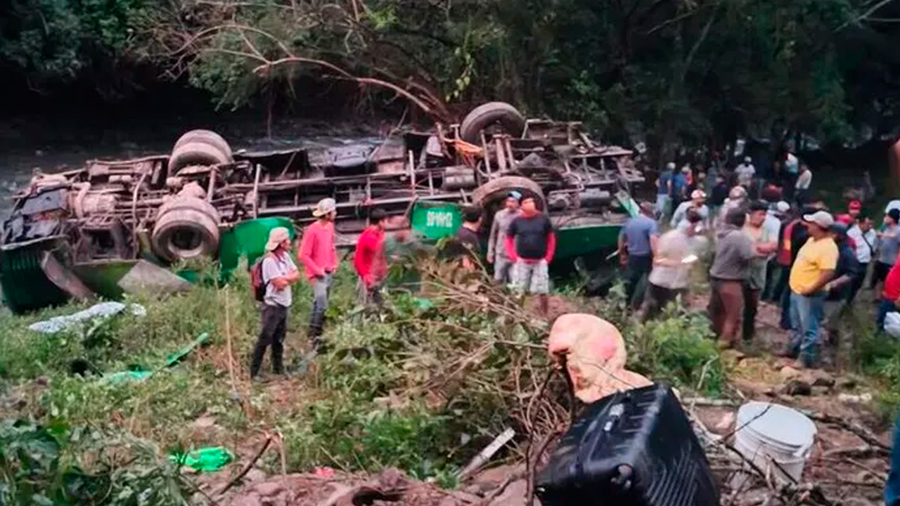 Autobús de Estrella Blanca cae a barranco en Zontecomatlán, Veracruz; hay 10 muertos