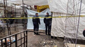 Policías de la Ciudad de México hallando un cuerpo encobijado en Tepito.