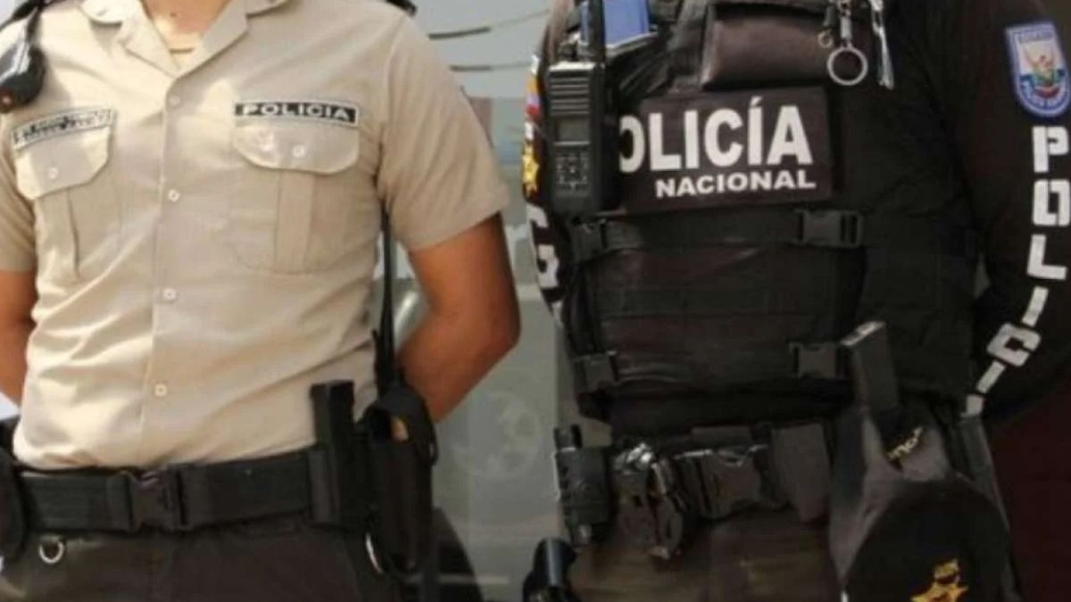 Foto genérica de Policía Nacional en Ecuador, dos guardias uniformados.