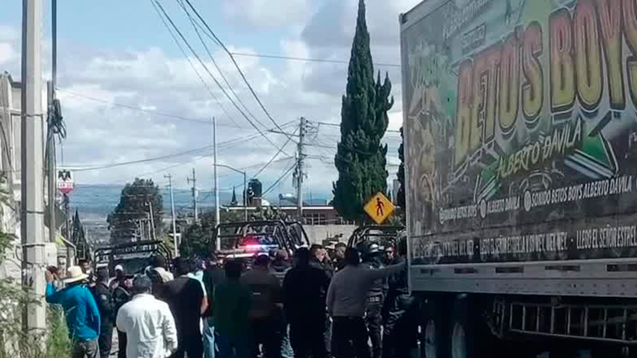 Un operativo para cancelar un baile sonidero sin permisos en Huamantla, Tlaxcala, derivó en enfrentamientos entre policías y habitantes.