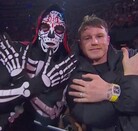La Parka y el Canelo Álvarez posando frente a la cámara durante Guerra de Titanes 2025.