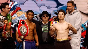 Willibaldo García car a cara con Kenshiro Teraji.