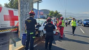 auto choca contra poste en morones
